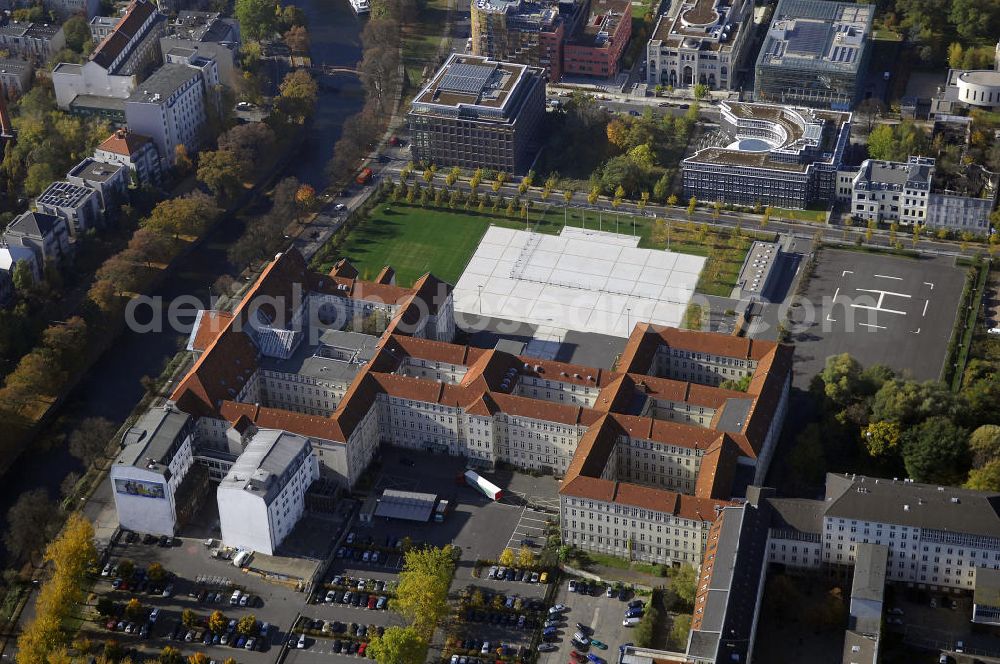 Aerial image Berlin - Blick auf den Bendlerblock in Berlin Tiergarten. Das ab 1914 von verschiedenen militärischen Ämtern genutzte Gebäude, ist seit 1993 zweiter Dienstsitz des Bundesministers der Verteidigung. Bekannt ist der Bendlerblock auch als Zentrum der Widerstandsgruppe des 20. Juli 1944 rund um Oberst i. G. Claus Schenk Graf von Stauffenberg, der im Innenhof mit drei weiteren Offizieren hingerichtet wurde. An die Widerstandskämpfer erinnert an dieser Stelle die Gedenkstätte Deutscher Widerstand mit einem Ehrenmal. Kontakt Gedenkstätte: Gedenkstätte Deutscher Widerstand, Stauffenbergstr. 13-14, 10785 Berlin, Tel. +49(0)30 269950 00, Fax +49(0)30 269950 10, Email: sekretariat@gdw-berlin.de