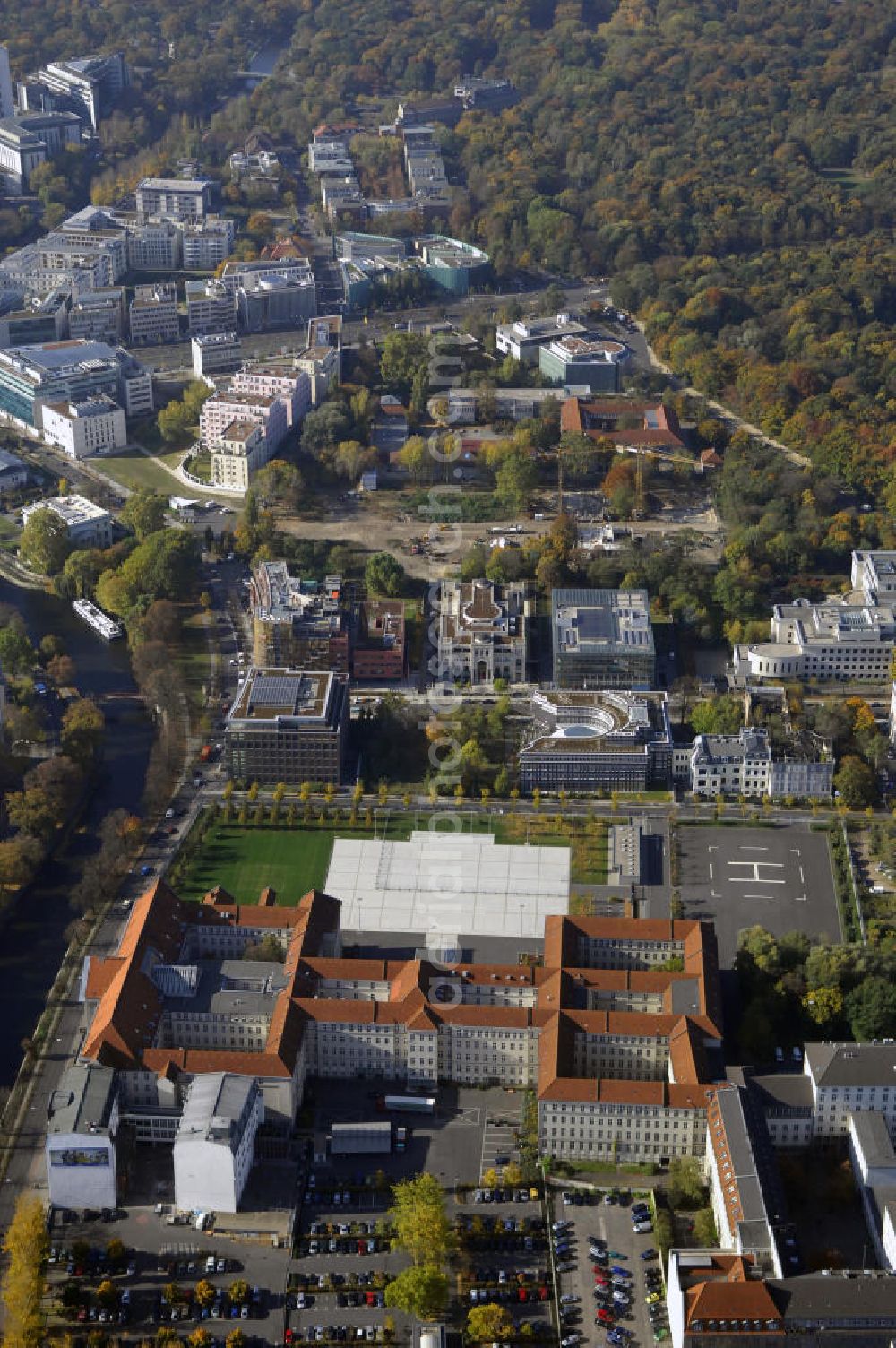 Aerial photograph Berlin - Blick auf den Bendlerblock in Berlin Tiergarten. Das ab 1914 von verschiedenen militärischen Ämtern genutzte Gebäude, ist seit 1993 zweiter Dienstsitz des Bundesministers der Verteidigung. Bekannt ist der Bendlerblock auch als Zentrum der Widerstandsgruppe des 20. Juli 1944 rund um Oberst i. G. Claus Schenk Graf von Stauffenberg, der im Innenhof mit drei weiteren Offizieren hingerichtet wurde. An die Widerstandskämpfer erinnert an dieser Stelle die Gedenkstätte Deutscher Widerstand mit einem Ehrenmal. Kontakt Gedenkstätte: Gedenkstätte Deutscher Widerstand, Stauffenbergstr. 13-14, 10785 Berlin, Tel. +49(0)30 269950 00, Fax +49(0)30 269950 10, Email: sekretariat@gdw-berlin.de