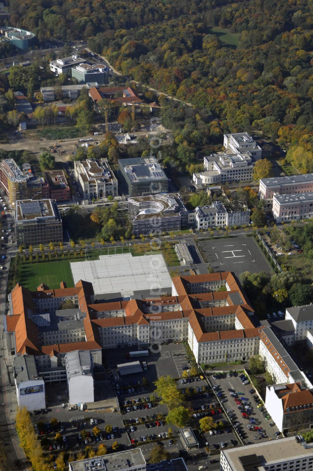 Berlin from above - Blick auf den Bendlerblock in Berlin Tiergarten. Das ab 1914 von verschiedenen militärischen Ämtern genutzte Gebäude, ist seit 1993 zweiter Dienstsitz des Bundesministers der Verteidigung. Bekannt ist der Bendlerblock auch als Zentrum der Widerstandsgruppe des 20. Juli 1944 rund um Oberst i. G. Claus Schenk Graf von Stauffenberg, der im Innenhof mit drei weiteren Offizieren hingerichtet wurde. An die Widerstandskämpfer erinnert an dieser Stelle die Gedenkstätte Deutscher Widerstand mit einem Ehrenmal. Kontakt Gedenkstätte: Gedenkstätte Deutscher Widerstand, Stauffenbergstr. 13-14, 10785 Berlin, Tel. +49(0)30 269950 00, Fax +49(0)30 269950 10, Email: sekretariat@gdw-berlin.de