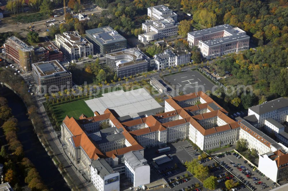 Berlin from the bird's eye view: Blick auf den Bendlerblock in Berlin Tiergarten. Das ab 1914 von verschiedenen militärischen Ämtern genutzte Gebäude, ist seit 1993 zweiter Dienstsitz des Bundesministers der Verteidigung. Bekannt ist der Bendlerblock auch als Zentrum der Widerstandsgruppe des 20. Juli 1944 rund um Oberst i. G. Claus Schenk Graf von Stauffenberg, der im Innenhof mit drei weiteren Offizieren hingerichtet wurde. An die Widerstandskämpfer erinnert an dieser Stelle die Gedenkstätte Deutscher Widerstand mit einem Ehrenmal. Kontakt Gedenkstätte: Gedenkstätte Deutscher Widerstand, Stauffenbergstr. 13-14, 10785 Berlin, Tel. +49(0)30 269950 00, Fax +49(0)30 269950 10, Email: sekretariat@gdw-berlin.de