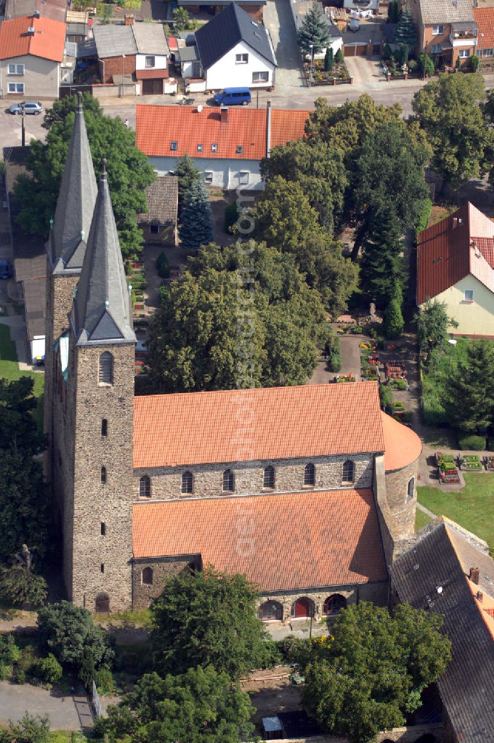 Hillersleben from above - Strasse der Romanik, die durch Sachsen-Anhalt führt: Blick auf das Benediktinernonnenkloster, welches vermutlich in der 2. Hälfte des 10. Jahrhunderts gegründet wurde. Die Straße der Romanik verbindet die Dome, Burgen, Klöster und Kirchen die in der Zeit vom 10. bis Mitte des 13. Jahrhundert entstanden, und somit ein Zeichen der Christianisierung sind.