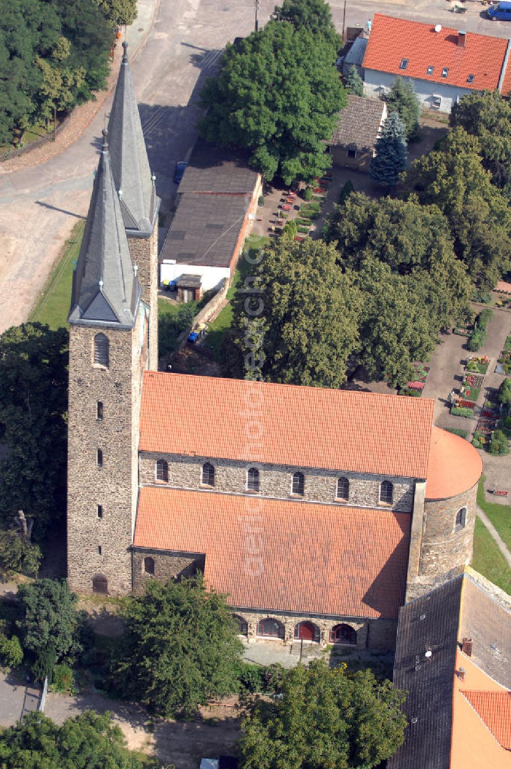 Hillersleben from the bird's eye view: Strasse der Romanik, die durch Sachsen-Anhalt führt: Blick auf das Benediktinernonnenkloster, welches vermutlich in der 2. Hälfte des 10. Jahrhunderts gegründet wurde. Die Straße der Romanik verbindet die Dome, Burgen, Klöster und Kirchen die in der Zeit vom 10. bis Mitte des 13. Jahrhundert entstanden, und somit ein Zeichen der Christianisierung sind.