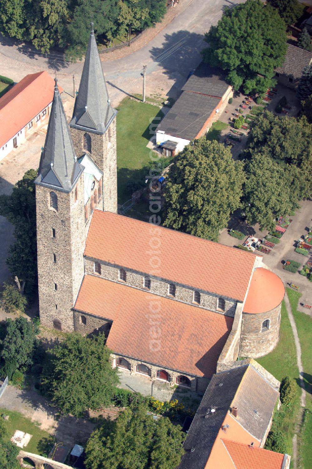 Aerial image Hillersleben - Strasse der Romanik, die durch Sachsen-Anhalt führt: Blick auf das Benediktinernonnenkloster, welches vermutlich in der 2. Hälfte des 10. Jahrhunderts gegründet wurde. Die Straße der Romanik verbindet die Dome, Burgen, Klöster und Kirchen die in der Zeit vom 10. bis Mitte des 13. Jahrhundert entstanden, und somit ein Zeichen der Christianisierung sind.