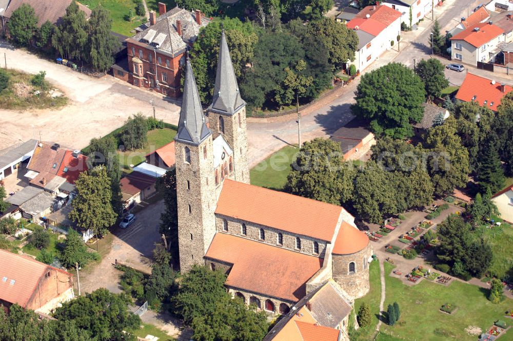 Hillersleben from above - Strasse der Romanik, die durch Sachsen-Anhalt führt: Blick auf das Benediktinernonnenkloster, welches vermutlich in der 2. Hälfte des 10. Jahrhunderts gegründet wurde. Die Straße der Romanik verbindet die Dome, Burgen, Klöster und Kirchen die in der Zeit vom 10. bis Mitte des 13. Jahrhundert entstanden, und somit ein Zeichen der Christianisierung sind.