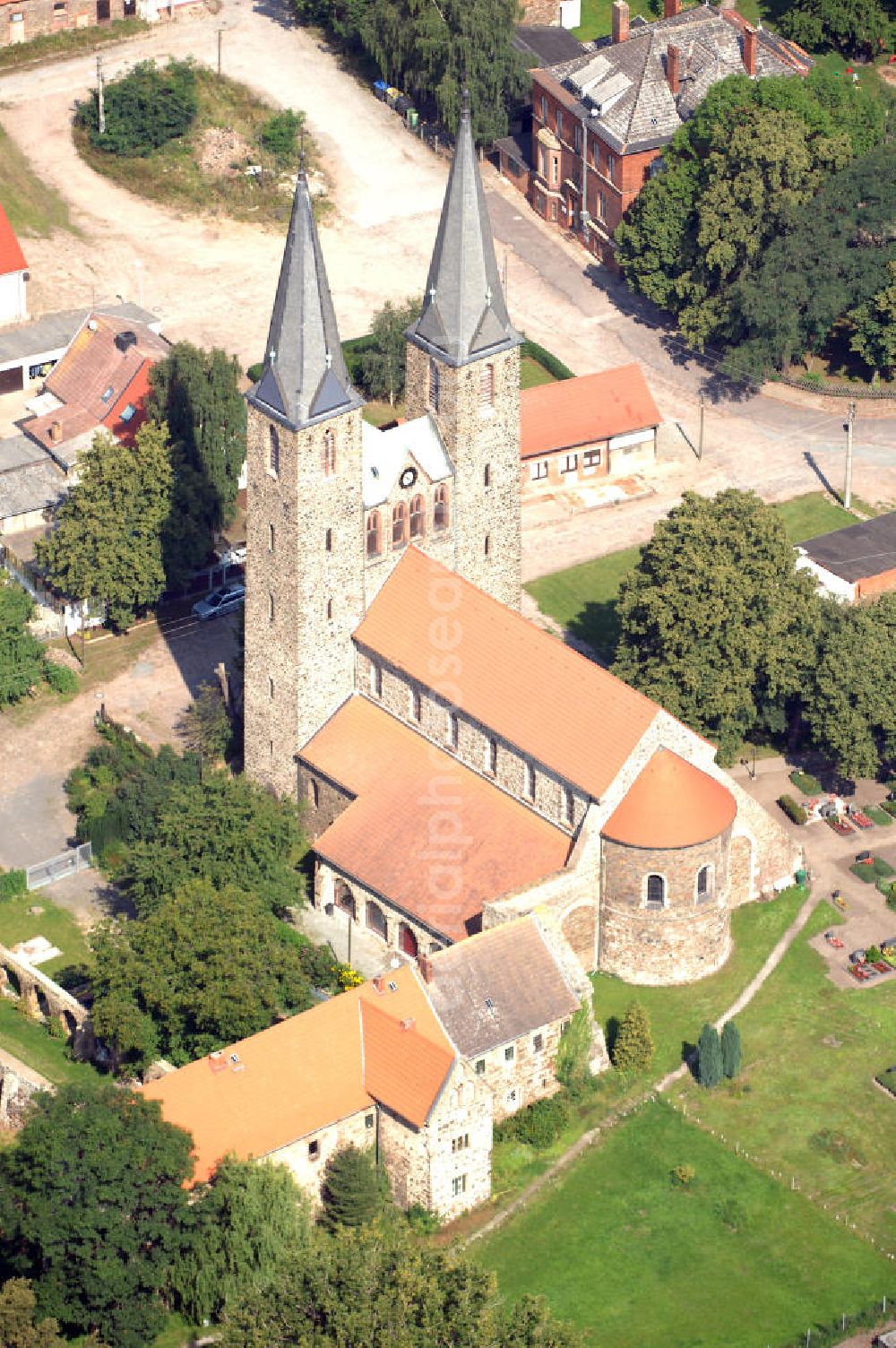 Hillersleben from the bird's eye view: Strasse der Romanik, die durch Sachsen-Anhalt führt: Blick auf das Benediktinernonnenkloster, welches vermutlich in der 2. Hälfte des 10. Jahrhunderts gegründet wurde. Die Straße der Romanik verbindet die Dome, Burgen, Klöster und Kirchen die in der Zeit vom 10. bis Mitte des 13. Jahrhundert entstanden, und somit ein Zeichen der Christianisierung sind.