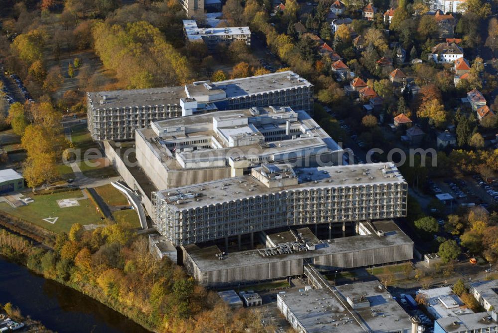 Aerial photograph Berlin - Blick auf das Benjamin Franklin Klinikum in Berlin-Steglitz. Der Campus Benjamin Franklin liegt im grünen Südwesten Berlins im Bezirk Steglitz. Als Klinikum der Charité ist er mit den modernsten medizinischen und technischen Mitteln der Maximalversorgung ausgestattet. Die verschiedenen medizinischen Abteilungen sind in einem Gebäudekomplex unmittelbar benachbart. Schwerkranke Patienten werden somit in enger Zusammenarbeit der verschiedenen Fachbereiche optimal betreut. Die Klinik behandelt chirurgische Erkrankungen in der Allgemein-, Gefäß- und Lungenchirurgie. Kontakt: Universitätsklinikum Benjamin Franklin, Hindenburgdamm 30, 12200 Berlin, Tel.: 0308445-4112,