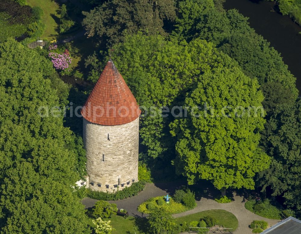 Aerial photograph Warendorf - The Tower of Bentheim on the riverside of the Ems in Warendorf in the state North Rhine-Westphalia. It is a fotified tower which was a part of the city wall of Warendorf