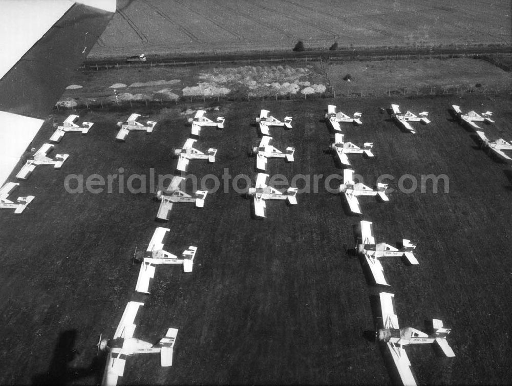 Aerial image - Über 50 ehemalige Agrarflugzeuge aus dem Umfeld von Magdeburg, Halle, Leipzig, Schwerin und Rostock fristen seit eineinhalb Jahren ein trauriges Dasein auf freiem Feld 23.04.1992