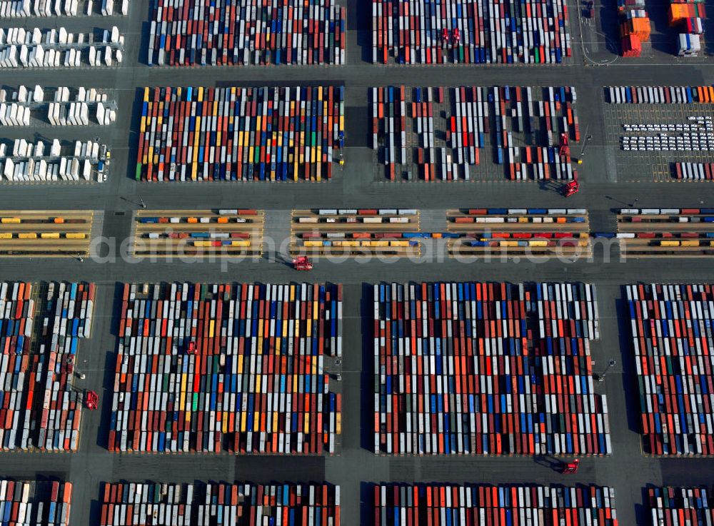 Aerial photograph Hamburg - Blick über den Containerterminal Burchardkai, den Containerterminal Burchardka, den Park Hafen, den Vopak Dupeg Terminal und den Waltersdorfer Hafen. View over the Containerterminal Burchardkai, the Containerterminal Burchardka, the Park Hafen, the Vopak Dupeg Terminal and the Waltersdorfer Hafen.