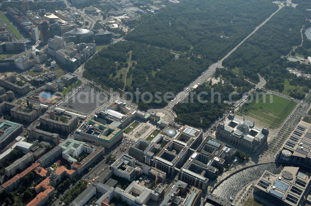 Berlin from above - Blick auf die Stadtmitte von Berlin am Pariser Platz. Mit Blick auf den Tiergarten, den Potsdamer Platz, dem Regierungs- und Botschaftenviertel.