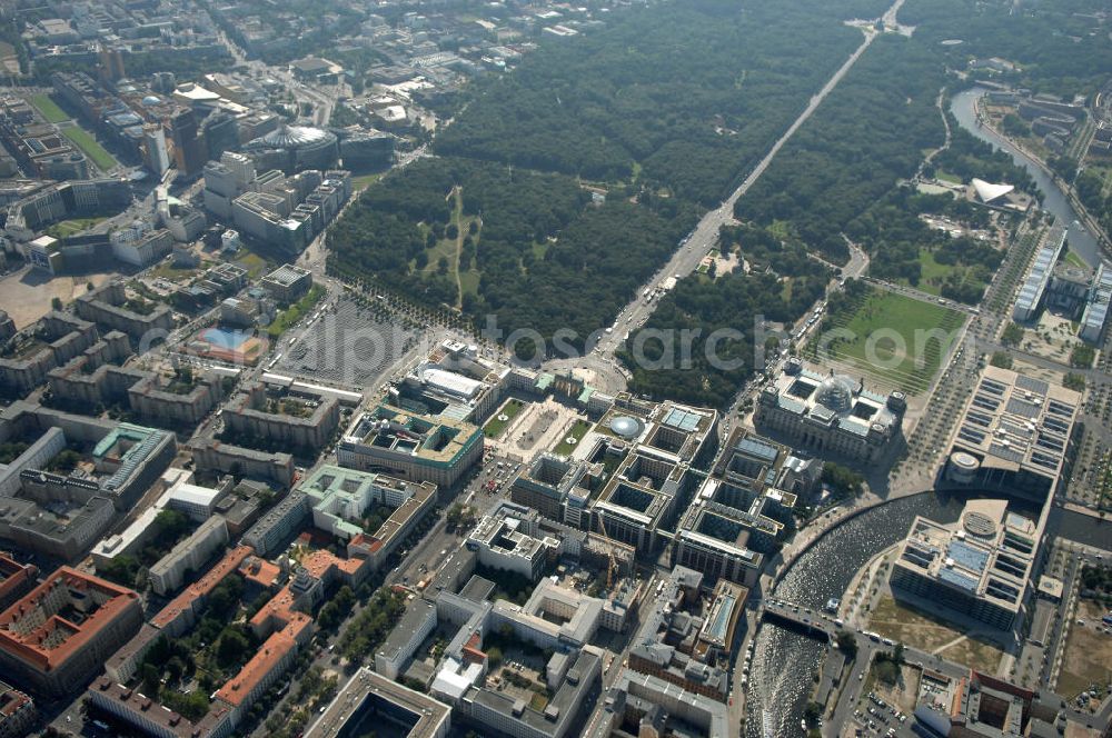 Berlin from the bird's eye view: Blick auf die Stadtmitte von Berlin am Pariser Platz. Mit Blick auf den Tiergarten, den Potsdamer Platz, dem Regierungs- und Botschaftenviertel.