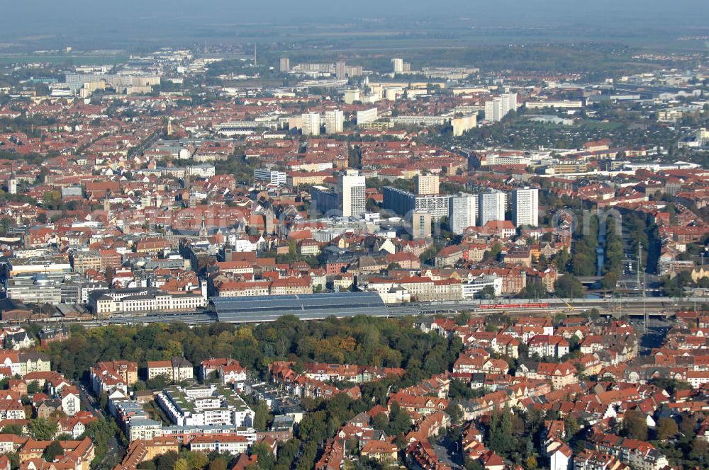 Aerial photograph Erfurt - Blick auf die Löbervorstadt, den Hauptbahhof und die Altstadt.