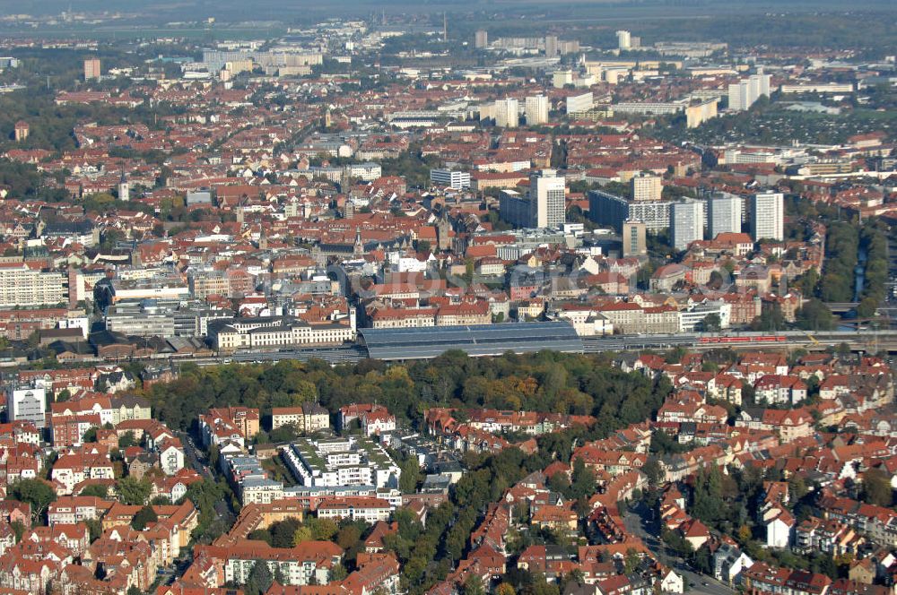 Erfurt from the bird's eye view: Blick auf die Löbervorstadt, den Hauptbahhof und die Altstadt.