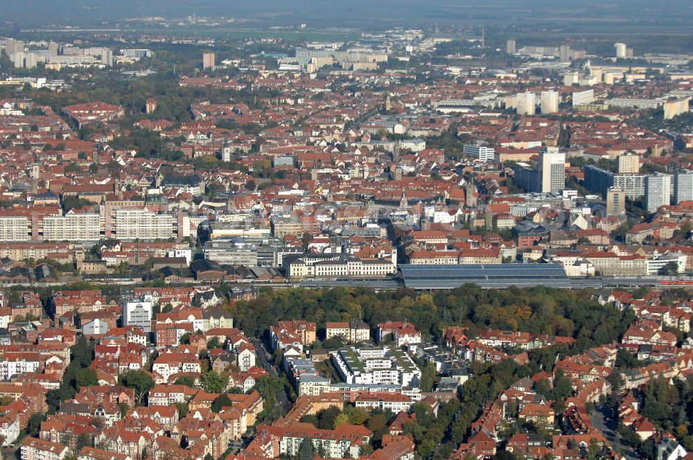 Aerial image Erfurt - Blick auf die Löbervorstadt, den Hauptbahhof und die Altstadt.