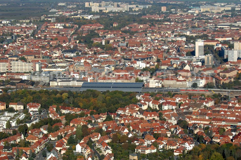 Erfurt from the bird's eye view: Blick auf die Löbervorstadt, den Hauptbahhof und die Altstadt.