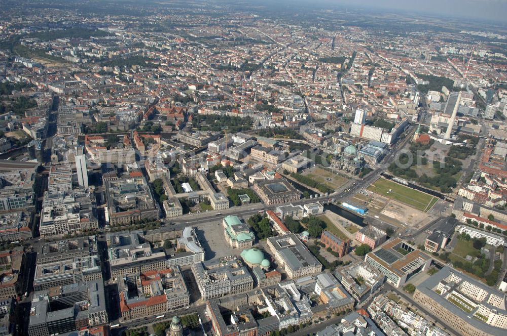 Aerial photograph Berlin - Überblick auf die Mitte Berlins. Zu sehen sind der Fernsehturm und der Alexanderplatz, der Berliner Dom und die Humboldt-Wiese, die Museumsinsel und die Straße Unter den Linden.