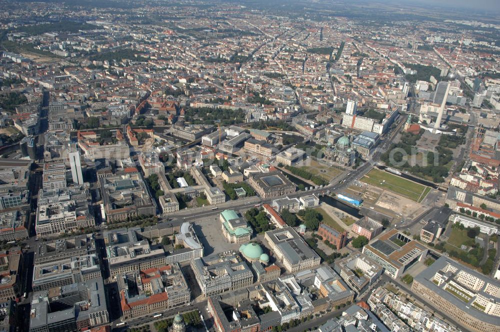 Berlin from above - Überblick auf die Mitte Berlins. Zu sehen sind der Fernsehturm und der Alexanderplatz, der Berliner Dom und die Humboldt-Wiese, die Museumsinsel und die Straße Unter den Linden.