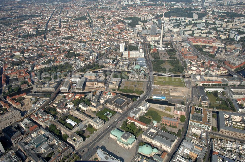 Berlin from the bird's eye view: Überblick auf die Mitte Berlins. Zu sehen sind der Fernsehturm und der Alexanderplatz, der Berliner Dom und die Museumsinsel, das Nikolaiviertel und die Straße Unter den Linden.