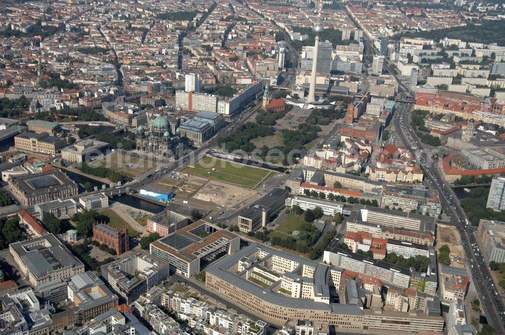 Aerial image Berlin - Überblick auf die Mitte Berlins. Zu sehen sind der Fernsehturm und der Alexanderplatz, der Berliner Dom und die Museumsinsel, das Nikolaiviertel und die Straße Unter den Linden.