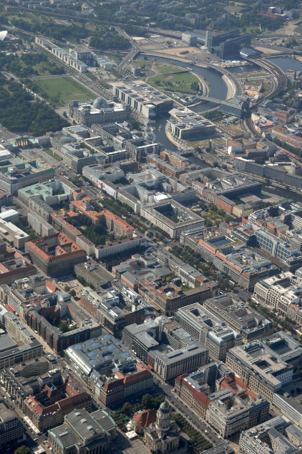 Berlin from above - Überblick auf die Regierungsgebäude. Im Vordergrund befindet sich die Straße Unter den Linden, dahinter das Reichstagsgebäude und das Bundeskanzleramt an der Spreeschleife.