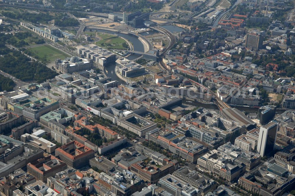 Berlin from the bird's eye view: Überblick auf die Regierungsgebäude. Im Vordergrund befindet sich die Straße Unter den Linden, dahinter das Reichstagsgebäude und das Bundeskanzleramt an der Spreeschleife.