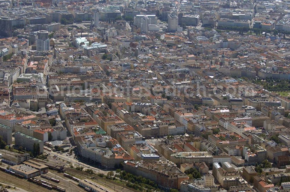 Wien from above - Blick auf den Bezirk Leopoldstadt der Stadt Wien. Zu erkennen ist das Krankenhaus der Barmherzigen Brüder und die Bahnstrecke der U-Bahnlinie 1. Zur Rechten des Krankenhauses steht der Hochbau der Inernationalen Organisation OPEC.