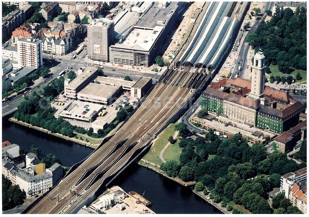 Berlin - Spandau from the bird's eye view: Bereich am Bahnhof Berlin - Spandau mit der neuen Havelbrücke.