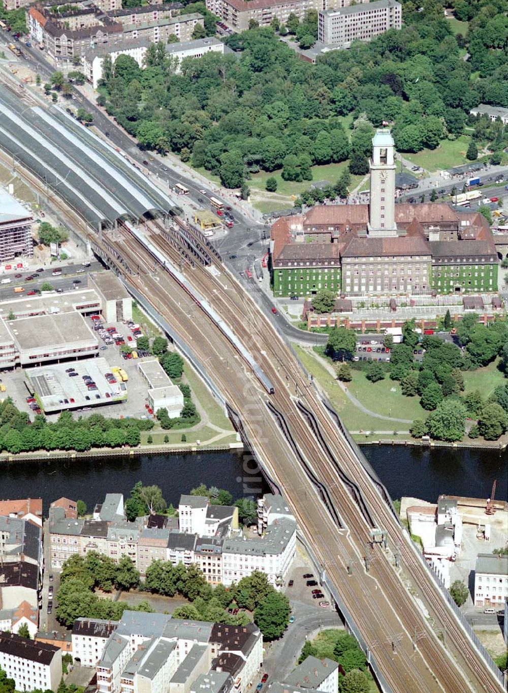 Aerial photograph Berlin - Spandau - Bereich am Bahnhof Berlin - Spandau mit der neuen Havelbrücke.