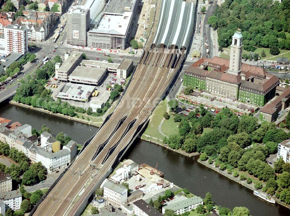 Berlin - Spandau from the bird's eye view: Bereich am Bahnhof Berlin - Spandau mit der neuen Havelbrücke.