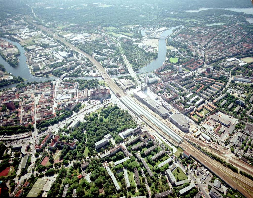 Aerial image Berlin - Spandau - Bereich am Bahnhof Berlin - Spandau mit der neuen Havelbrücke.