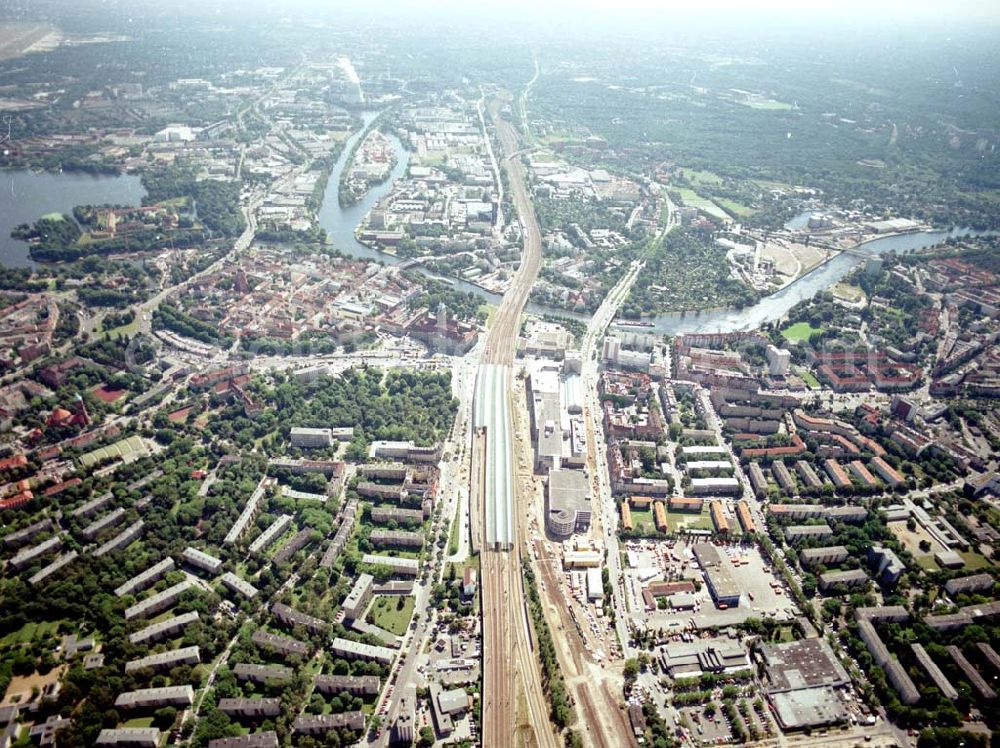 Aerial photograph Berlin - Spandau - Bereich am Bahnhof Berlin - Spandau mit der neuen Havelbrücke.