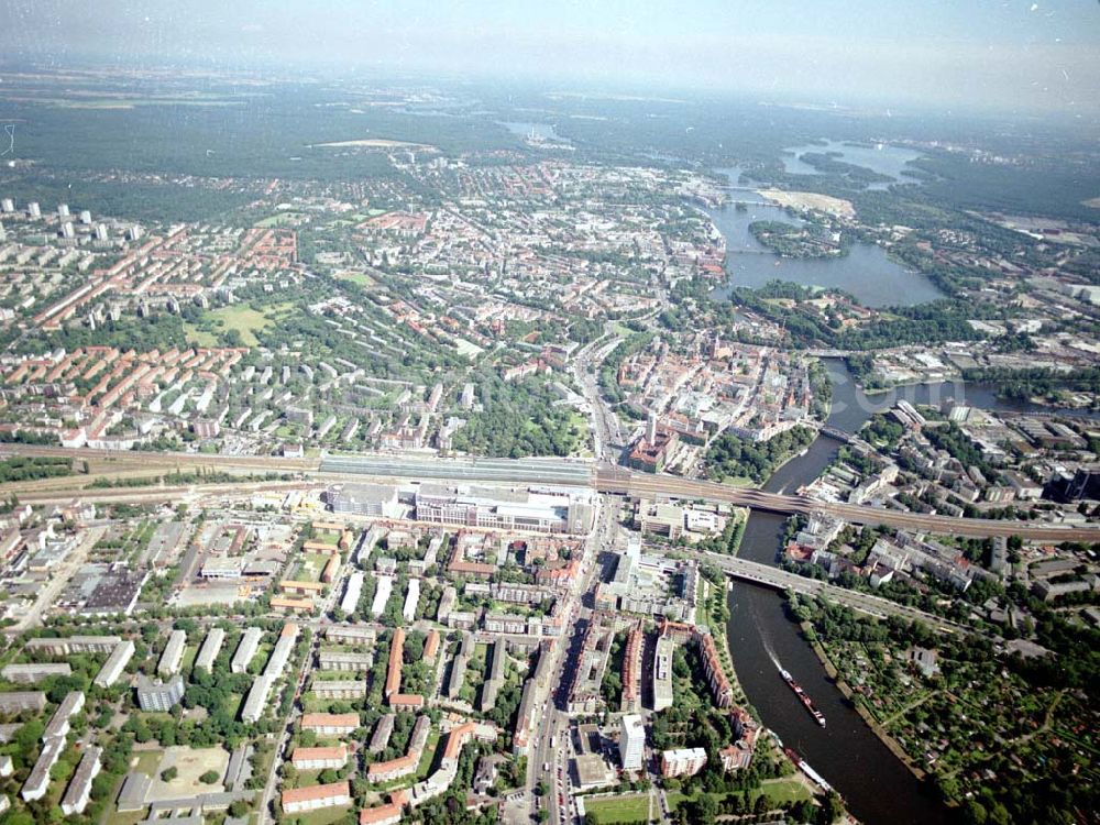 Berlin - Spandau from the bird's eye view: Bereich am Bahnhof Berlin - Spandau mit der neuen Havelbrücke.