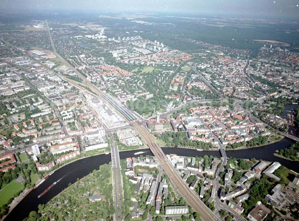 Aerial photograph Berlin - Spandau - Bereich am Bahnhof Berlin - Spandau mit der neuen Havelbrücke.