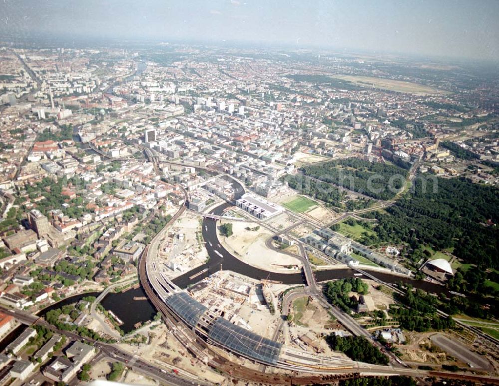 Aerial image Berlin - Tiergarten - Bereich am Lehrter Bahnhof / Regierungsviertel im Tiergarten. 08.07.02