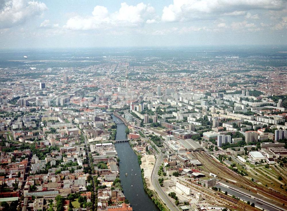 Aerial photograph Berlin - Friedrichshain / Kreuzberg - Bereich an der Oberbaumbrücke von Osten her in Berlin - Kreuzberg / Friedrichshain