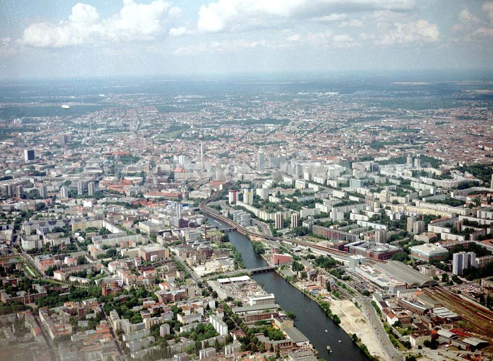 Berlin - Friedrichshain / Kreuzberg from above - Bereich an der Oberbaumbrücke von Osten her in Berlin - Kreuzberg / Friedrichshain