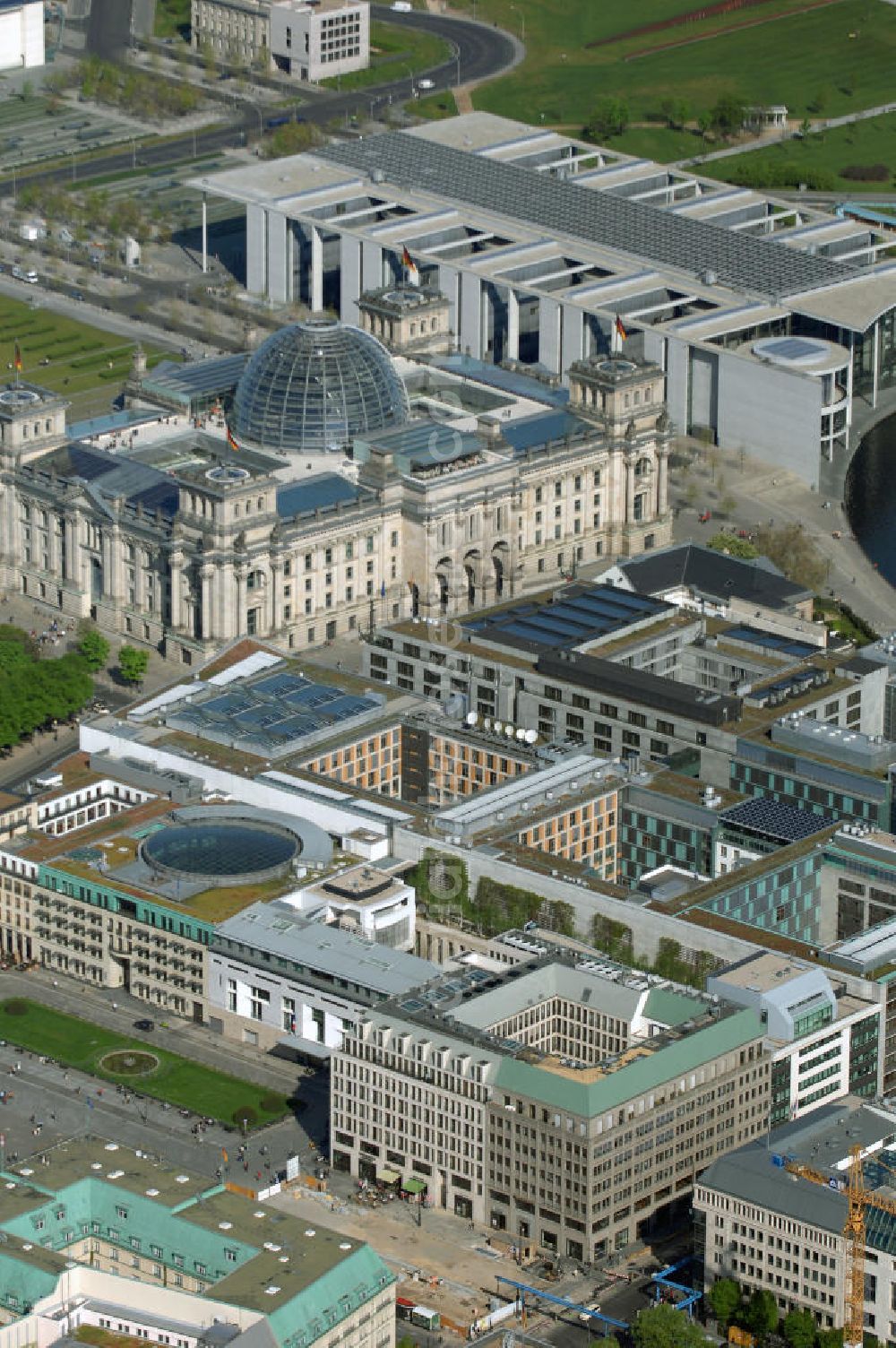 Berlin from the bird's eye view: Blick auf den Bereich des Pariser Platz am Brandenburger Tor in Berlin-Mitte mit den Bürogebäuden der Unternehmensgruppe Stoffel, der französischen, britischen und amerikanischen Botschaft, der Dresdner Bank, der Akademie der Künste AdK, dem Hotel Adlon sowie der Baustelle zur Kanzler-U-Bahn Unter den Linden.