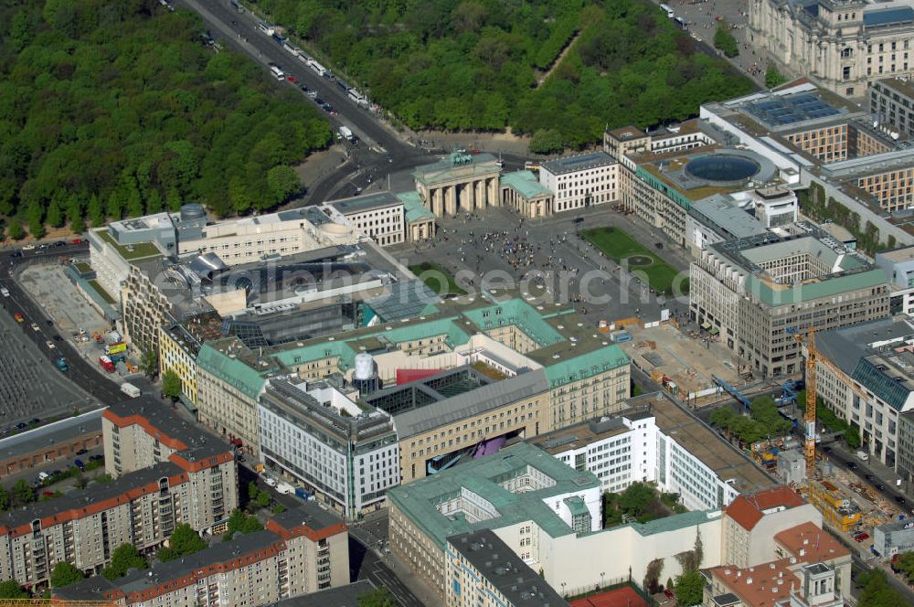 Aerial image Berlin - Blick auf den Bereich des Pariser Platz am Brandenburger Tor in Berlin-Mitte mit den Bürogebäuden der Unternehmensgruppe Stoffel, der französischen, britischen und amerikanischen Botschaft, der Dresdner Bank, der Akademie der Künste AdK, dem Hotel Adlon sowie der Baustelle zur Kanzler-U-Bahn Unter den Linden.