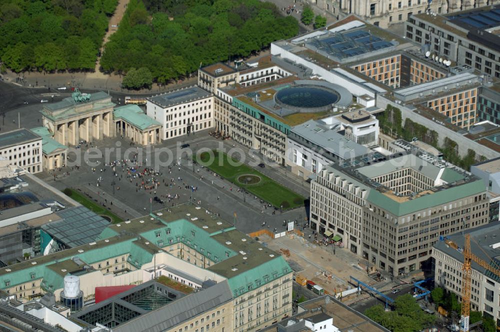 Aerial photograph Berlin - Blick auf den Bereich des Pariser Platz am Brandenburger Tor in Berlin-Mitte mit den Bürogebäuden der Unternehmensgruppe Stoffel, der französischen, britischen und amerikanischen Botschaft, der Dresdner Bank, der Akademie der Künste AdK, dem Hotel Adlon sowie der Baustelle zur Kanzler-U-Bahn Unter den Linden.