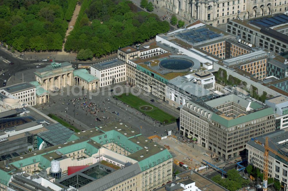 Berlin from above - Blick auf den Bereich des Pariser Platz am Brandenburger Tor in Berlin-Mitte mit den Bürogebäuden der Unternehmensgruppe Stoffel, der französischen, britischen und amerikanischen Botschaft, der Dresdner Bank, der Akademie der Künste AdK, dem Hotel Adlon sowie der Baustelle zur Kanzler-U-Bahn Unter den Linden.