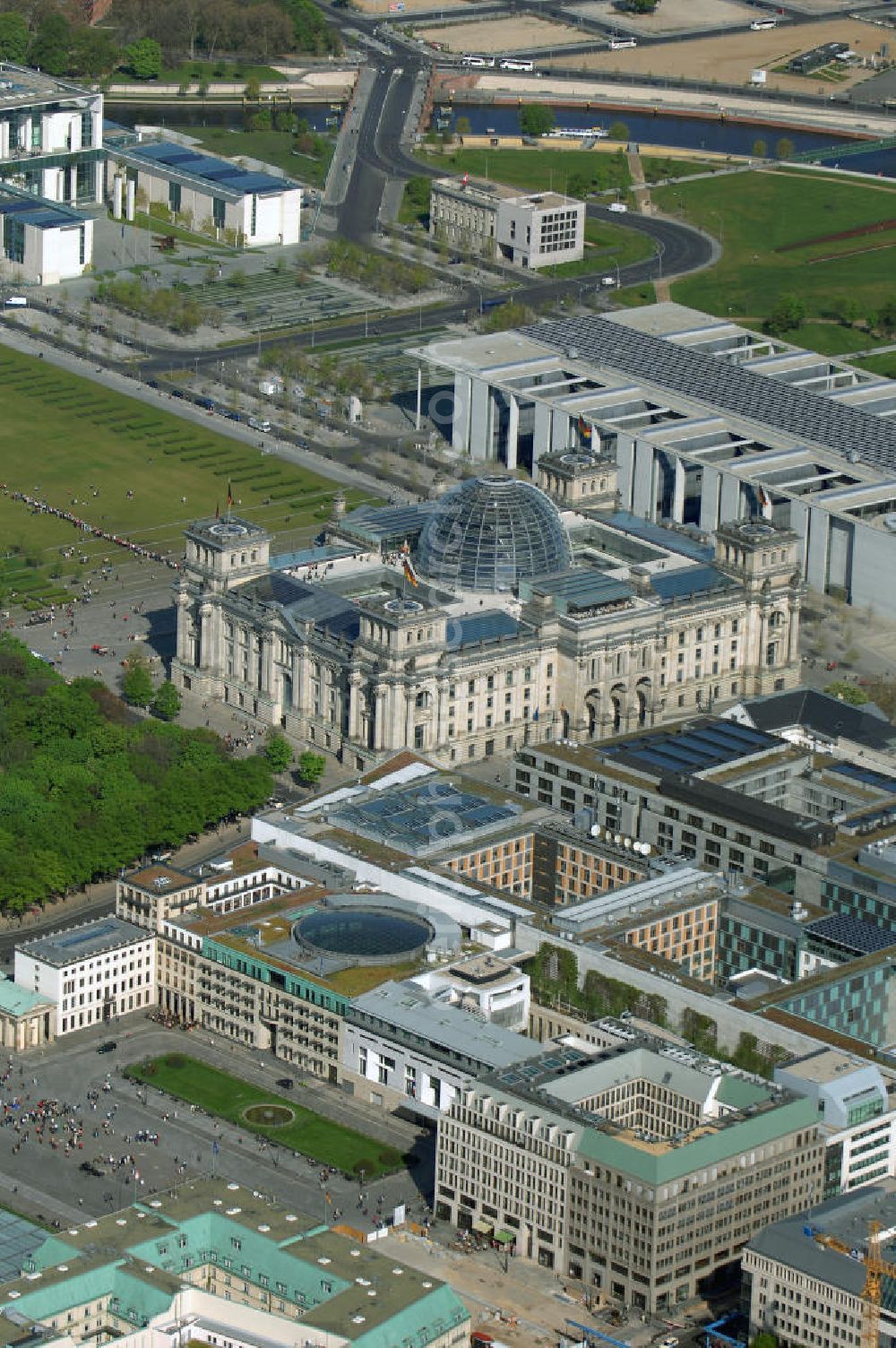 Berlin from the bird's eye view: Blick auf den Bereich des Pariser Platz am Brandenburger Tor in Berlin-Mitte mit den Bürogebäuden der Unternehmensgruppe Stoffel, der französischen, britischen und amerikanischen Botschaft, der Dresdner Bank, der Akademie der Künste AdK, dem Hotel Adlon sowie der Baustelle zur Kanzler-U-Bahn Unter den Linden.