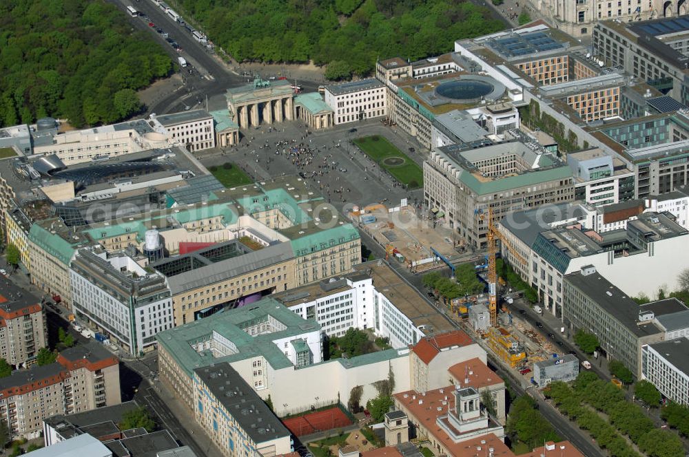 Aerial image Berlin - Blick auf den Bereich des Pariser Platz am Brandenburger Tor in Berlin-Mitte mit den Bürogebäuden der Unternehmensgruppe Stoffel, der französischen, britischen und amerikanischen Botschaft, der Dresdner Bank, der Akademie der Künste AdK, dem Hotel Adlon sowie der Baustelle zur Kanzler-U-Bahn Unter den Linden.