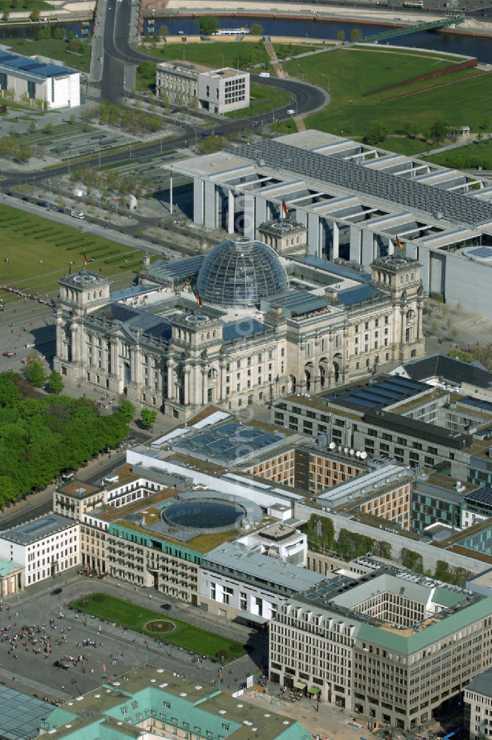 Aerial photograph Berlin - Blick auf den Bereich des Pariser Platz am Brandenburger Tor in Berlin-Mitte mit den Bürogebäuden der Unternehmensgruppe Stoffel, der französischen, britischen und amerikanischen Botschaft, der Dresdner Bank, der Akademie der Künste AdK, dem Hotel Adlon sowie der Baustelle zur Kanzler-U-Bahn Unter den Linden.