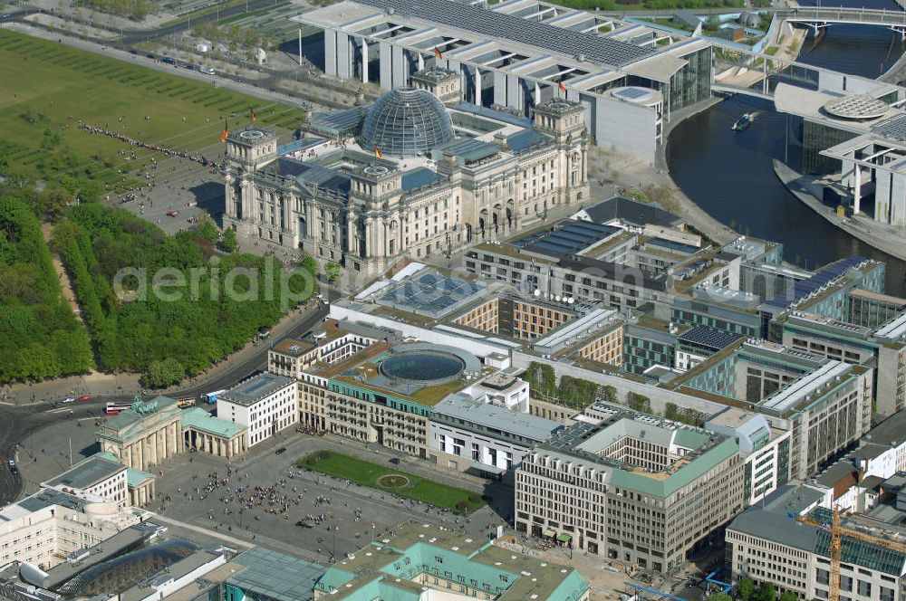 Berlin from above - Blick auf den Bereich des Pariser Platz am Brandenburger Tor in Berlin-Mitte mit den Bürogebäuden der Unternehmensgruppe Stoffel, der französischen, britischen und amerikanischen Botschaft, der Dresdner Bank, der Akademie der Künste AdK, dem Hotel Adlon sowie der Baustelle zur Kanzler-U-Bahn Unter den Linden.