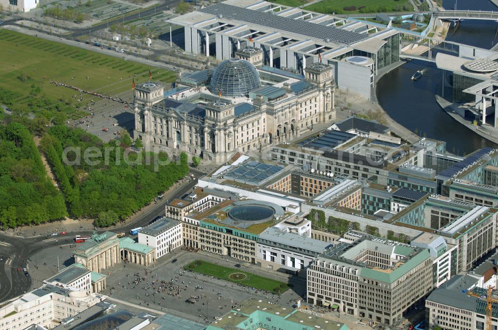 Berlin from the bird's eye view: Blick auf den Bereich des Pariser Platz am Brandenburger Tor in Berlin-Mitte mit den Bürogebäuden der Unternehmensgruppe Stoffel, der französischen, britischen und amerikanischen Botschaft, der Dresdner Bank, der Akademie der Künste AdK, dem Hotel Adlon sowie der Baustelle zur Kanzler-U-Bahn Unter den Linden.