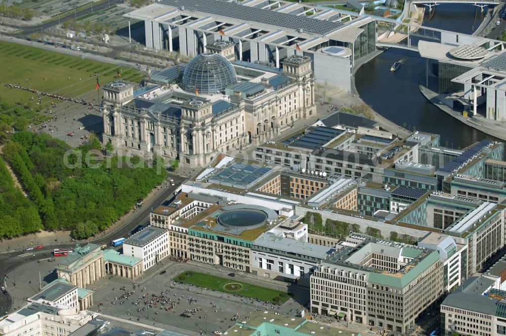 Aerial image Berlin - Blick auf den Bereich des Pariser Platz am Brandenburger Tor in Berlin-Mitte mit den Bürogebäuden der Unternehmensgruppe Stoffel, der französischen, britischen und amerikanischen Botschaft, der Dresdner Bank, der Akademie der Künste AdK, dem Hotel Adlon sowie der Baustelle zur Kanzler-U-Bahn Unter den Linden.