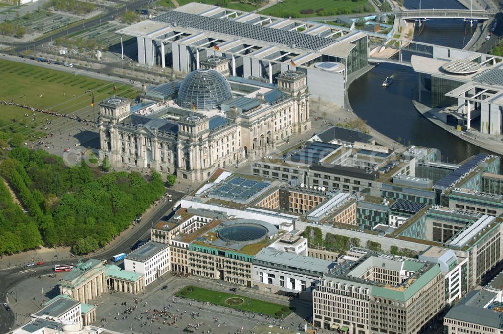 Aerial photograph Berlin - Blick auf den Bereich des Pariser Platz am Brandenburger Tor in Berlin-Mitte mit den Bürogebäuden der Unternehmensgruppe Stoffel, der französischen, britischen und amerikanischen Botschaft, der Dresdner Bank, der Akademie der Künste AdK, dem Hotel Adlon sowie der Baustelle zur Kanzler-U-Bahn Unter den Linden.