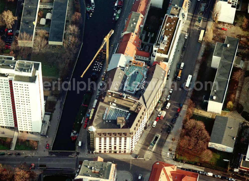 Aerial photograph Berlin - Bereich Wallstraße, Fischerinsel in Berlin - Mitte mit dem Umbau des Büro- und Geschäftshauses an der Wallstraße 76-79 und Märkisches Ufer Nr. 6/8 zur Australischen Botschaft, der Property group department of finance and administration. Ein Projekt der Firma FÜSSLER GmbH & Co (Weinbrennerstraße 18 in 76135 Karlsruhe, Tel.: 0721-85004133)