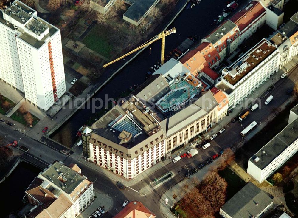 Berlin from above - Bereich Wallstraße, Fischerinsel in Berlin - Mitte mit dem Umbau des Büro- und Geschäftshauses an der Wallstraße 76-79 und Märkisches Ufer Nr. 6/8 zur Australischen Botschaft, der Property group department of finance and administration. Ein Projekt der Firma FÜSSLER GmbH & Co (Weinbrennerstraße 18 in 76135 Karlsruhe, Tel.: 0721-85004133)