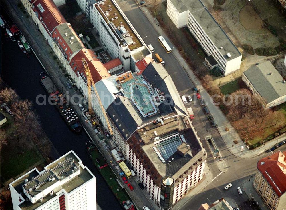 Aerial image Berlin - Bereich Wallstraße, Fischerinsel in Berlin - Mitte mit dem Umbau des Büro- und Geschäftshauses an der Wallstraße 76-79 und Märkisches Ufer Nr. 6/8 zur Australischen Botschaft, der Property group department of finance and administration. Ein Projekt der Firma FÜSSLER GmbH & Co (Weinbrennerstraße 18 in 76135 Karlsruhe, Tel.: 0721-85004133)